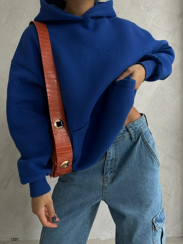 Ein Bekleidungsmodell aus dem Großhandel trägt  Sweatshirt - Sax
, türkischer Großhandel Kapuzenpulli von Black Fashion