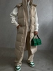 Bir model,  toptan giyim markasının 38219-vest-beige toptan  ürününü sergiliyor.