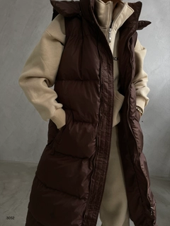 Ένα μοντέλο χονδρικής πώλησης ρούχων φοράει 38221 - Vest - Brown, τούρκικο Αμάνικο μπλουζάκι χονδρικής πώλησης από Black Fashion