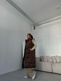 Una modelo de ropa al por mayor lleva 38221 - Vest - Brown, Chaleco turco al por mayor de Black Fashion