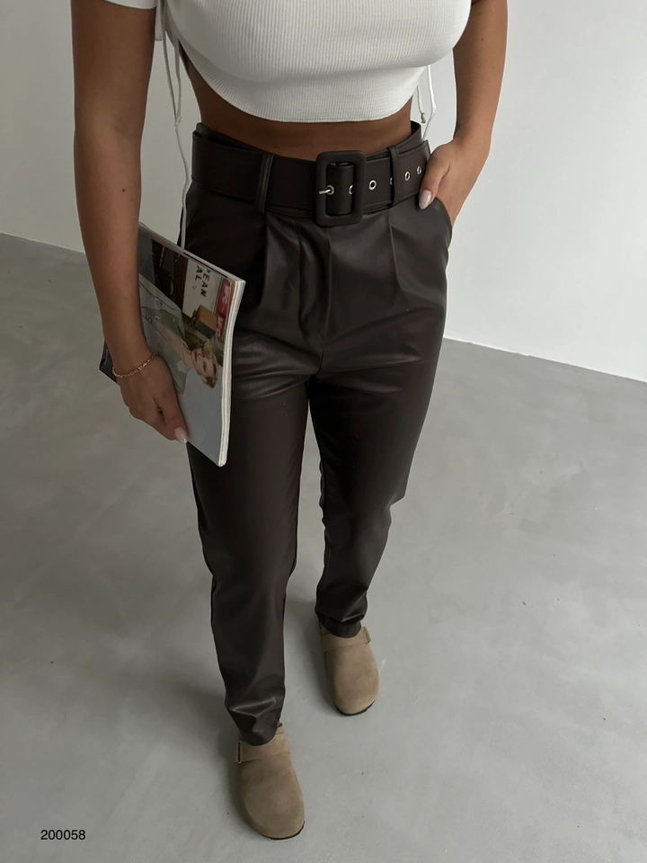 Bir model, Black Fashion toptan giyim markasının 38061 - Pants - Brown toptan Pantolon ürününü sergiliyor.
