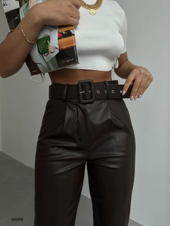 Ein Bekleidungsmodell aus dem Großhandel trägt 38061 - Pants - Brown, türkischer Großhandel Hose von Black Fashion