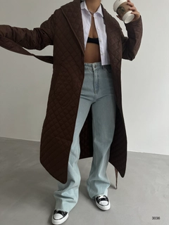 Ένα μοντέλο χονδρικής πώλησης ρούχων φοράει 38199 - Trenchcoat - Brown, τούρκικο Καπαρντίνα χονδρικής πώλησης από Black Fashion