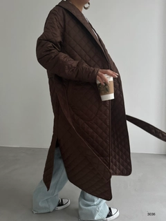 Bir model, Black Fashion toptan giyim markasının 38199 - Trenchcoat - Brown toptan Trençkot ürününü sergiliyor.