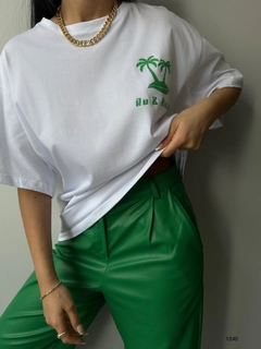 Ένα μοντέλο χονδρικής πώλησης ρούχων φοράει 38441 - Tshirt - White, τούρκικο T-shirt χονδρικής πώλησης από Black Fashion