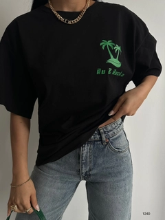 Ένα μοντέλο χονδρικής πώλησης ρούχων φοράει 38442 - Tshirt - Black, τούρκικο T-shirt χονδρικής πώλησης από Black Fashion