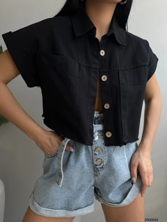 Ένα μοντέλο χονδρικής πώλησης ρούχων φοράει 38518 - Crop Shirt - Black, τούρκικο Πουκάμισο χονδρικής πώλησης από Black Fashion