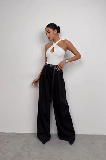 Ein Bekleidungsmodell aus dem Großhandel trägt  Body Mit Überkreuzten Trägern – Weiß
, türkischer Großhandel Bodysuit von Black Fashion