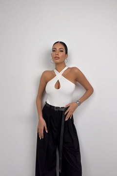 A wholesale clothing model wears bla11408-cross-strap-bodysuit-white, Turkish wholesale Bodysuit of Black Fashion