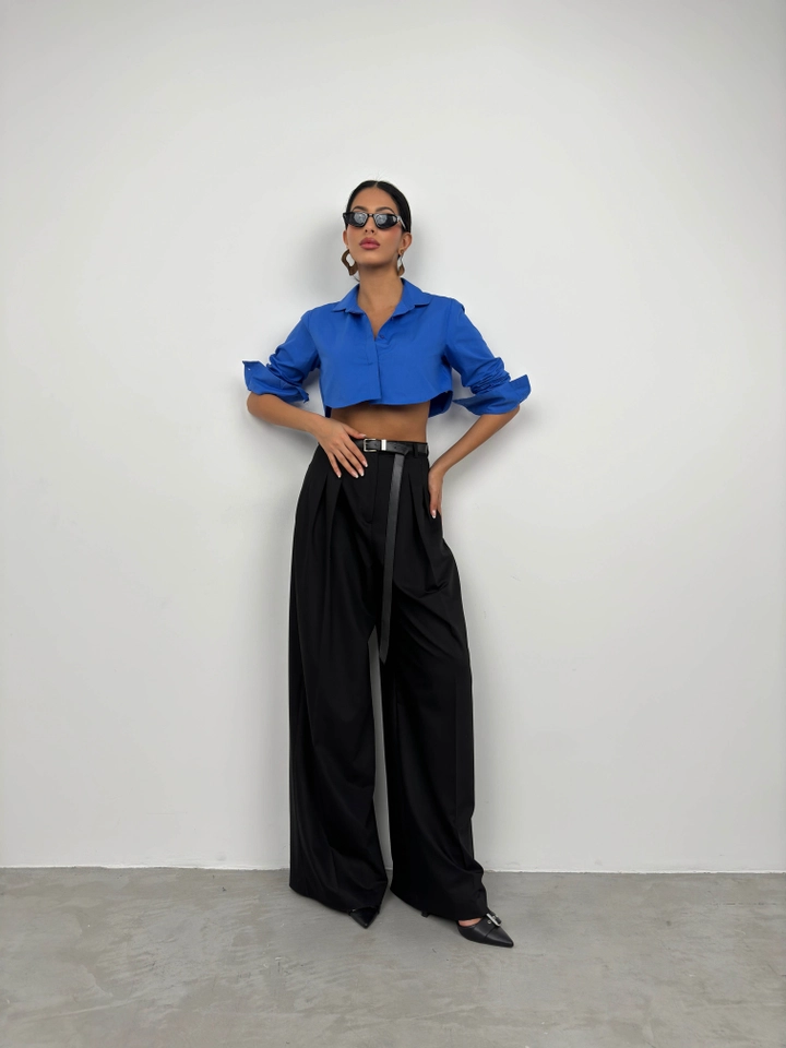 Hurtowa modelka nosi BLA10268 - Cuff Detail Crop Shirt - Saks, turecka hurtownia Krótki top firmy Black Fashion