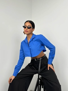 Un model de îmbrăcăminte angro poartă BLA10268 - Cuff Detail Crop Shirt - Saks, turcesc angro Crop Top de Black Fashion