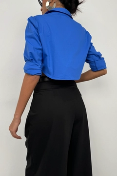 Un model de îmbrăcăminte angro poartă BLA10268 - Cuff Detail Crop Shirt - Saks, turcesc angro Crop Top de Black Fashion