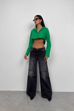 Veleprodajni model oblačil nosi BLA10269 - Cuff Detail Crop Shirt - Green, turška veleprodaja Crop Top od Black Fashion