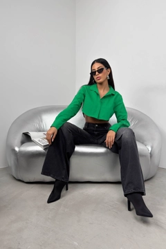 Bir model, Black Fashion toptan giyim markasının BLA10269 - Cuff Detail Crop Shirt - Green toptan Crop Top ürününü sergiliyor.