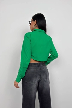 Bir model, Black Fashion toptan giyim markasının BLA10269 - Cuff Detail Crop Shirt - Green toptan Crop Top ürününü sergiliyor.