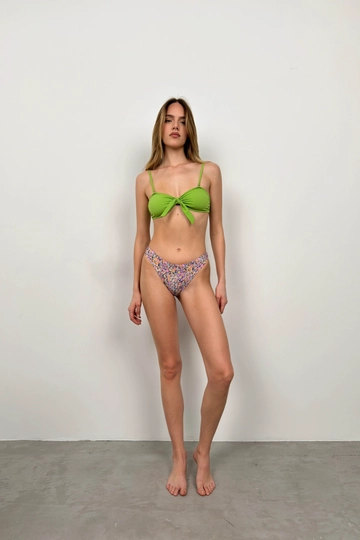 Una modelo de ropa al por mayor lleva  Conjunto de bikini floral con detalle de lazo - Verde
, Bañador turco al por mayor de Black Fashion