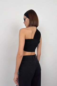 Hurtowa modelka nosi BLA10447 - Asymmetric Tie Crop - Black, turecka hurtownia Krótki top firmy Black Fashion