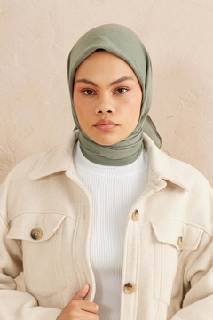 A wholesale clothing model wears 44641 - Scarf - Green, Turkish wholesale Scarf of Burden Ipek