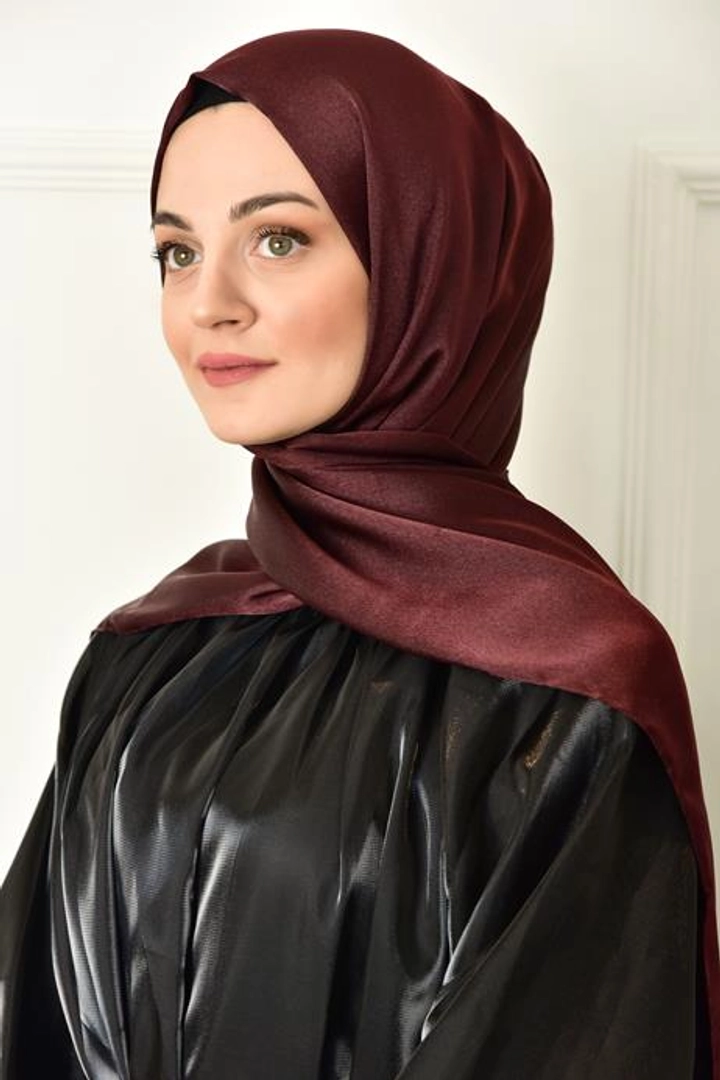 A wholesale clothing model wears 44699 - Shawl - Claret Red, Turkish wholesale Shawl of Burden Ipek