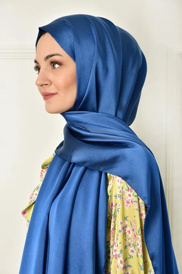Una modella di abbigliamento all'ingrosso indossa 44774 - Shawl - Sapphire, vendita all'ingrosso turca di Scialle di Burden Ipek