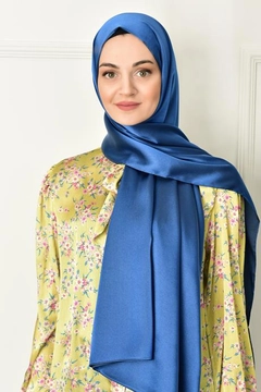 A wholesale clothing model wears 44774 - Shawl - Sapphire, Turkish wholesale Shawl of Burden Ipek