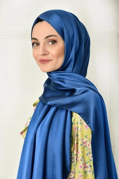 Una modella di abbigliamento all'ingrosso indossa 44774 - Shawl - Sapphire, vendita all'ingrosso turca di Scialle di Burden Ipek