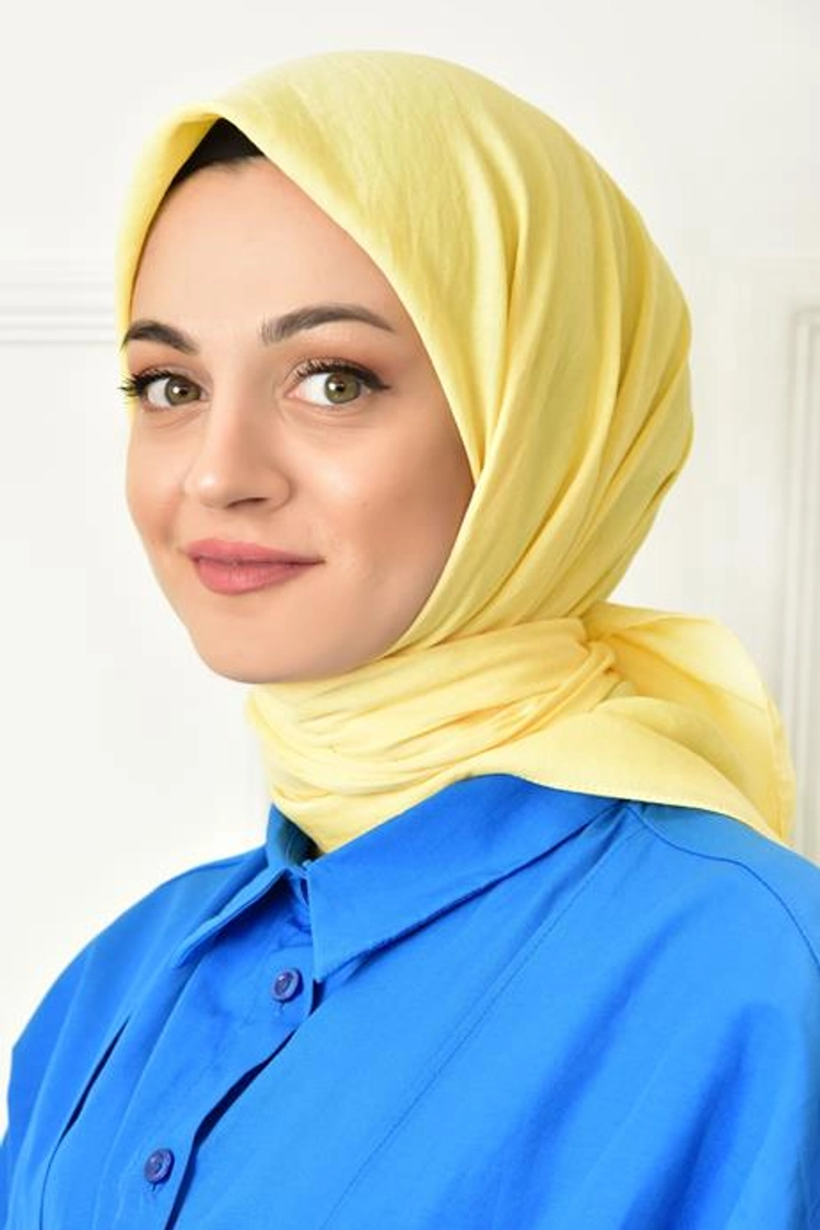 A model wears 44794 - Scarf - Lion Mouth, wholesale Scarf of Burden Ipek to display at Lonca