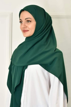 Una modella di abbigliamento all'ingrosso indossa 44888 - Scarf - Emerald Green, vendita all'ingrosso turca di Sciarpa di Burden Ipek