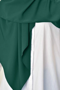 Ein Bekleidungsmodell aus dem Großhandel trägt 44888 - Scarf - Emerald Green, türkischer Großhandel Halstuch von Burden Ipek