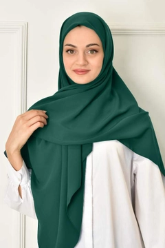 A wholesale clothing model wears 44888 - Scarf - Emerald Green, Turkish wholesale Scarf of Burden Ipek