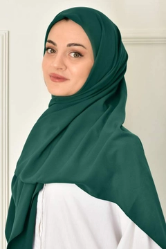 A wholesale clothing model wears 44888 - Scarf - Emerald Green, Turkish wholesale Scarf of Burden Ipek