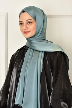 A wholesale clothing model wears 44895 - Shawl - Mint, Turkish wholesale Shawl of Burden Ipek