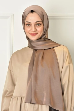 A wholesale clothing model wears 44897 - Shawl - Coffee With Milk, Turkish wholesale Shawl of Burden Ipek