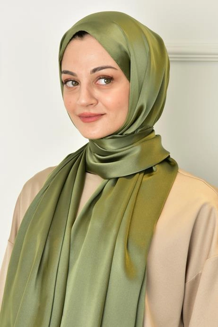 A wholesale clothing model wears 44892 - Shawl - Desert Flower, Turkish wholesale Shawl of Burden Ipek