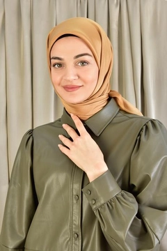 Una modella di abbigliamento all'ingrosso indossa 45068 - Scarf - Caramel, vendita all'ingrosso turca di Sciarpa di Burden Ipek