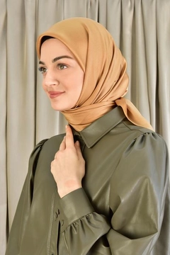 Una modella di abbigliamento all'ingrosso indossa 45068 - Scarf - Caramel, vendita all'ingrosso turca di Sciarpa di Burden Ipek