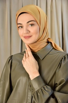 Een kledingmodel uit de groothandel draagt 45068 - Scarf - Caramel, Turkse groothandel Sjaal van Burden Ipek