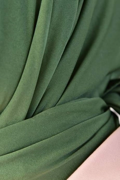 Una modella di abbigliamento all'ingrosso indossa BUR10158 - Scarf - Khaki, vendita all'ingrosso turca di Sciarpa di Burden Ipek