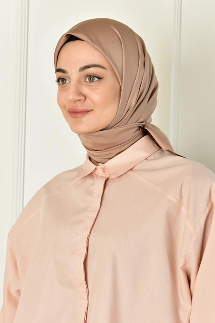 Una modella di abbigliamento all'ingrosso indossa BUR10159 - Scarf - Brown, vendita all'ingrosso turca di Sciarpa di Burden Ipek