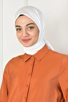 Een kledingmodel uit de groothandel draagt BUR10164 - Scarf - Do Not Bake, Turkse groothandel Sjaal van Burden Ipek