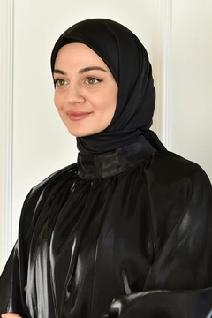 Bir model, Burden Ipek toptan giyim markasının BUR10166 - Scarf - Black toptan Atkı ürününü sergiliyor.