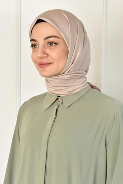 Een kledingmodel uit de groothandel draagt BUR10170 - Scarf - Mink, Turkse groothandel Sjaal van Burden Ipek