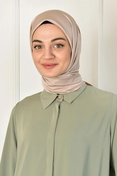 Una modella di abbigliamento all'ingrosso indossa BUR10170 - Scarf - Mink, vendita all'ingrosso turca di Sciarpa di Burden Ipek