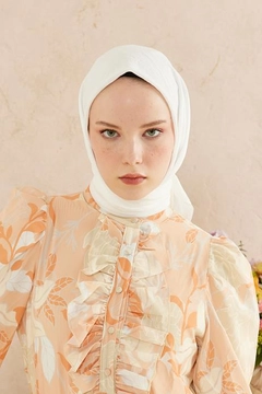 A wholesale clothing model wears BUR10172 - Scarf - Ecru, Turkish wholesale Scarf of Burden Ipek