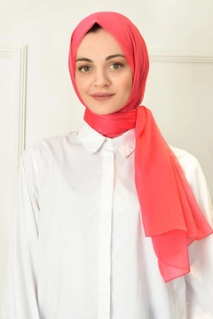 Una modella di abbigliamento all'ingrosso indossa BUR10185 - Shawl - Coral Color, vendita all'ingrosso turca di Scialle di Burden Ipek