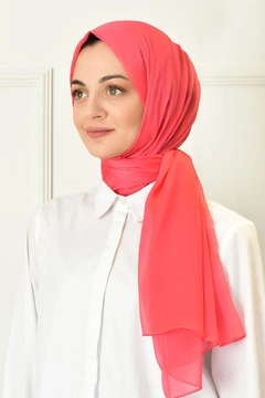 Una modelo de ropa al por mayor lleva BUR10185 - Shawl - Coral Color, Chal turco al por mayor de Burden Ipek