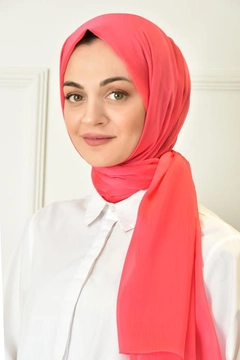 Bir model, Burden Ipek toptan giyim markasının BUR10185 - Shawl - Coral Color toptan Şal ürününü sergiliyor.