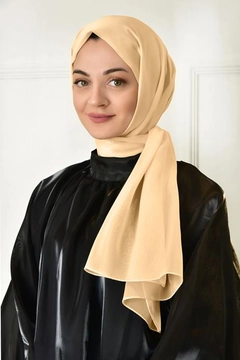 Bir model, Burden Ipek toptan giyim markasının BUR10188 - Shawl - Vanilla toptan Şal ürününü sergiliyor.