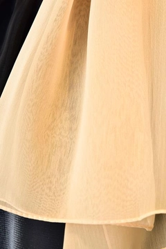 Una modella di abbigliamento all'ingrosso indossa BUR10188 - Shawl - Vanilla, vendita all'ingrosso turca di Scialle di Burden Ipek