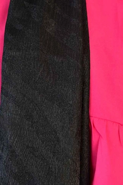 Bir model, Burden Ipek toptan giyim markasının BUR10198 - Shawl - Black toptan Şal ürününü sergiliyor.